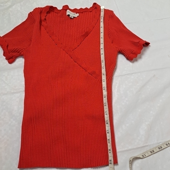 Molly bracken ribbed scalloped v-neck sweater in red - Picture 9 of 11
